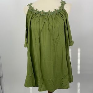 NWOT COLD SHOULDER FLORAL EMBROIDERED NECKLINE XXL